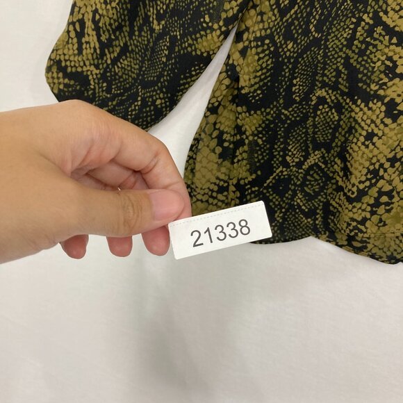 Vintage INC International Concepts size 10 Pure Silk Tie Front Reptile Print Top - Picture 9 of 9